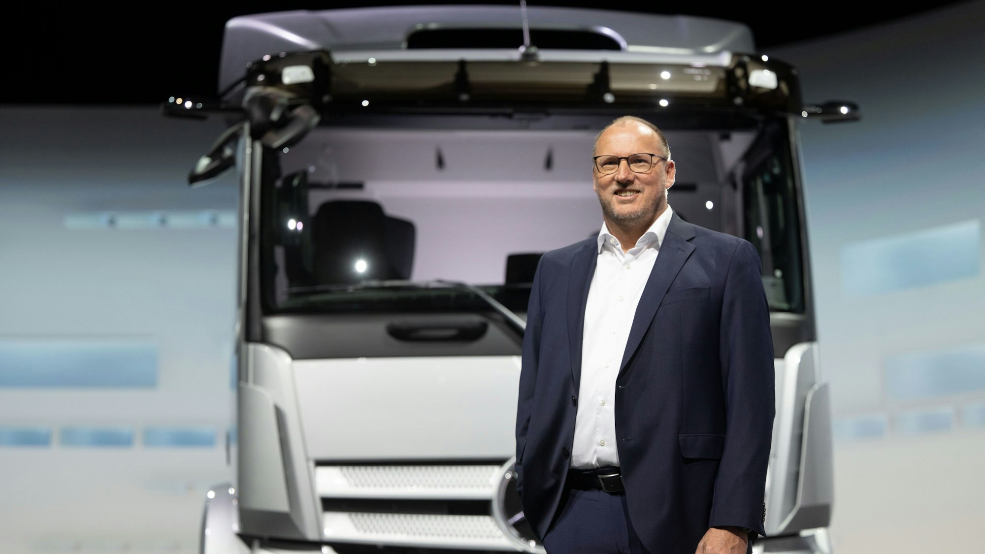 Jochen Goetz, Finanzvorstand der Daimler Truck Holding AG, steht vor Beginn der Daimler Truck Holding - Hauptversammlung, die online stattfindet, vor einem eActros, einem elektrisch angetriebenen LKW.