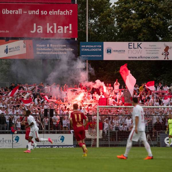 Fans des 1. FC Koeln verbrennen Pyrotechnik am 1. Spieltag gegen SC Fortuna Köln.