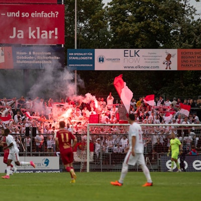 Fans des 1. FC Koeln verbrennen Pyrotechnik am 1. Spieltag gegen SC Fortuna Köln.