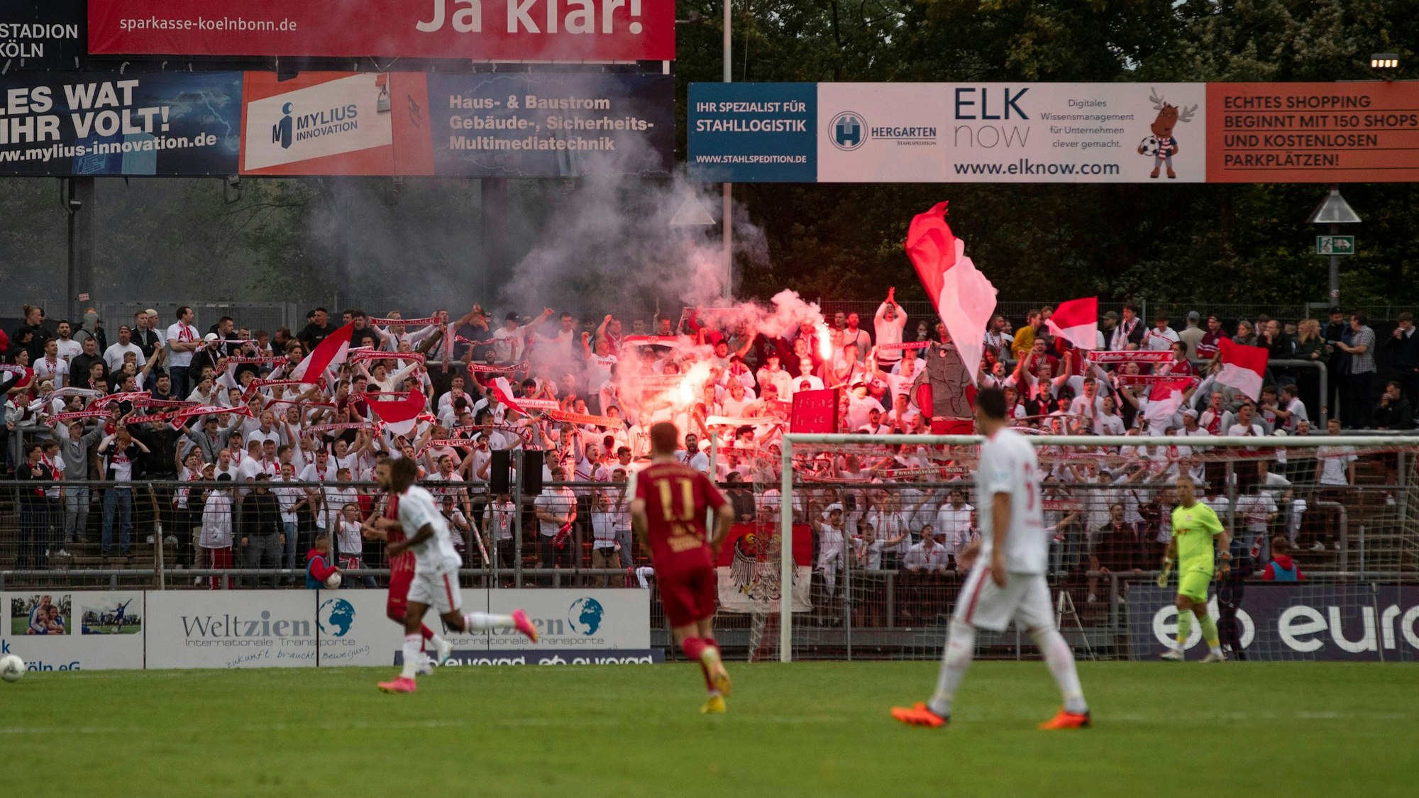 Fans des 1. FC Koeln verbrennen Pyrotechnik am 1. Spieltag gegen SC Fortuna Köln.