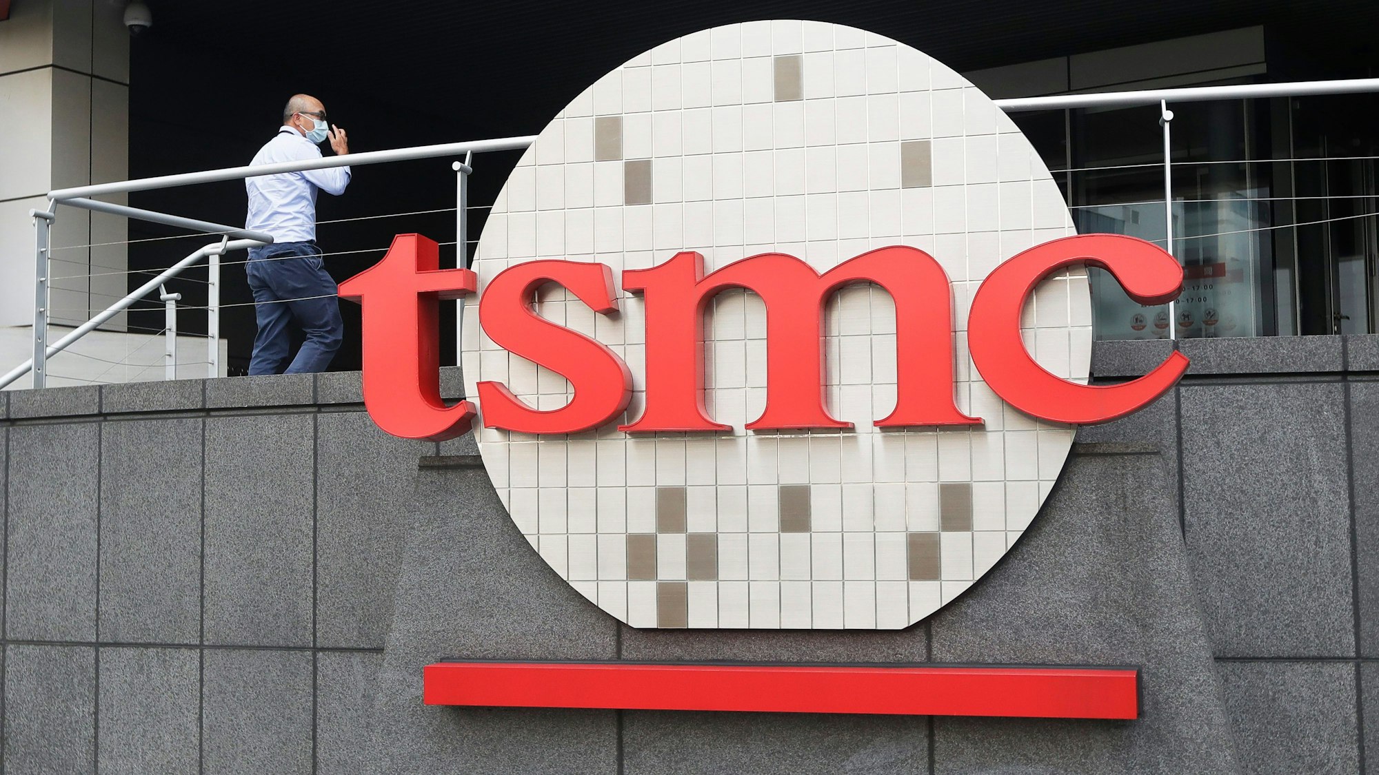 Eine Person betritt den Hauptsitz der Taiwan Semiconductor Manufacturing Co., Ltd. (TSMC) in Hsinchu.