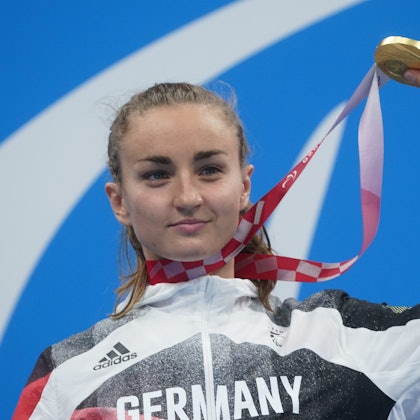 Elena Semechin feiert ihre Goldmedaille über 100 Meter Brust bei den Paralympics in Tokio.