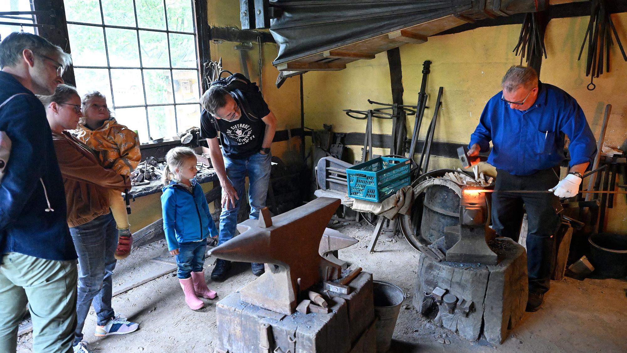 Der Schmied zeigte beim Museumsfest sein Können.