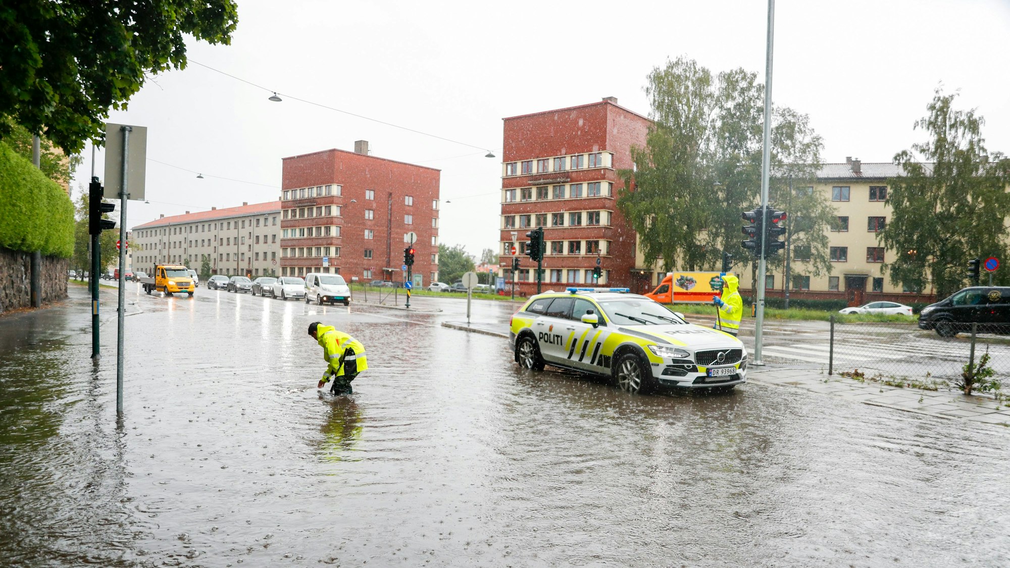 Oslo: Polizisten öffnen die Abwasserkanäle auf Straßen während eines aufziehenden Unwetters, das in Skandinavien zu Überschwemmungen, Bränden und Wasserschäden geführt hat
