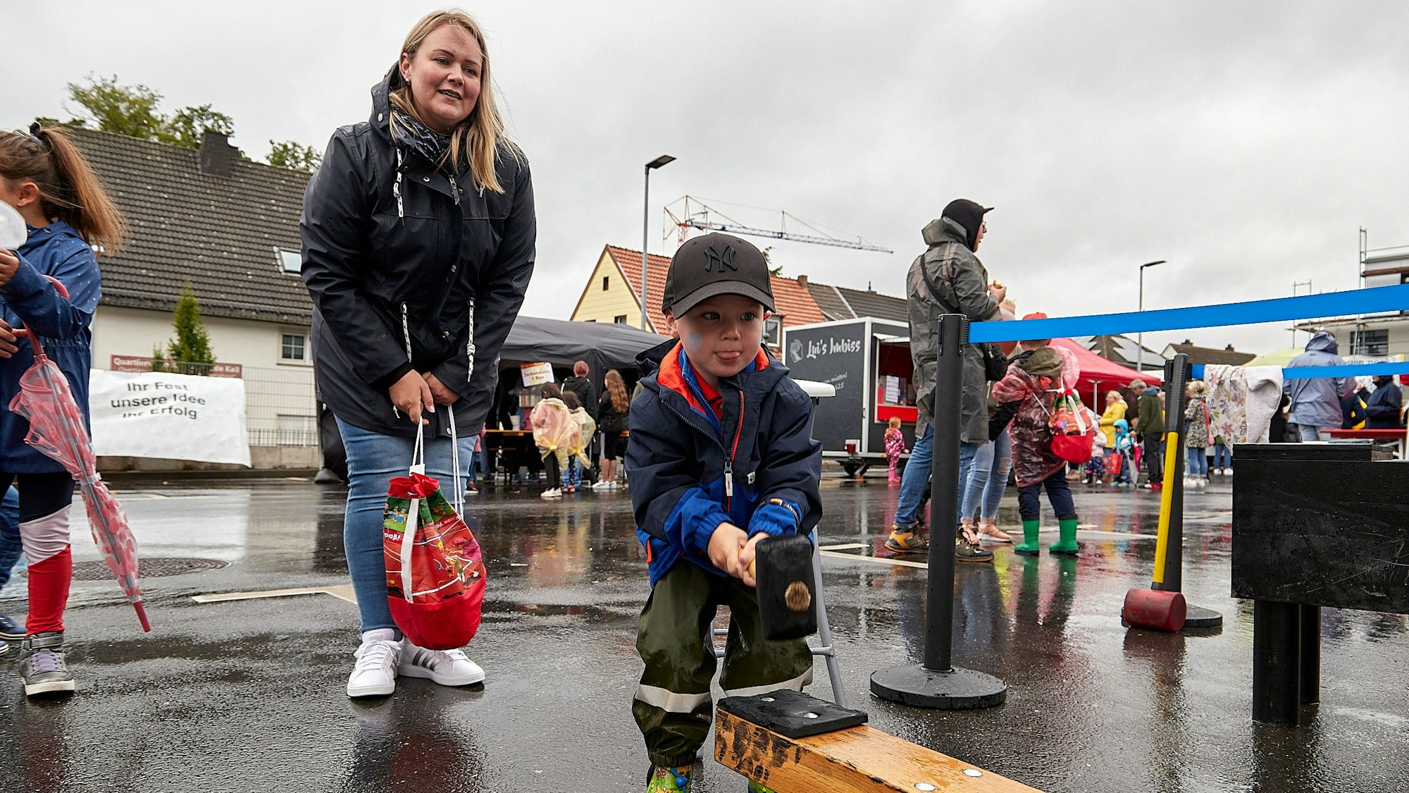 Mit einem Hammer steht Julius Claßen vor der Schlagstelle des Spiels Hau-den-Lukas.