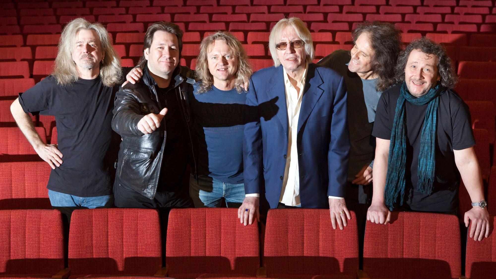 Die Rockmusiker Bernd Römer (l-r), Claudius Dreilich, Christian Liebig, Ulrich "Ed" Swillms, Michael Schwandt und Martin Becker von der Band Karat stehen im Zuschauerraum der "Alten Oper", wo sie für die Auftritte zum 35-jährigen Bühnenjubiläum der 1975 in der DDR gegründeten Band probten.
