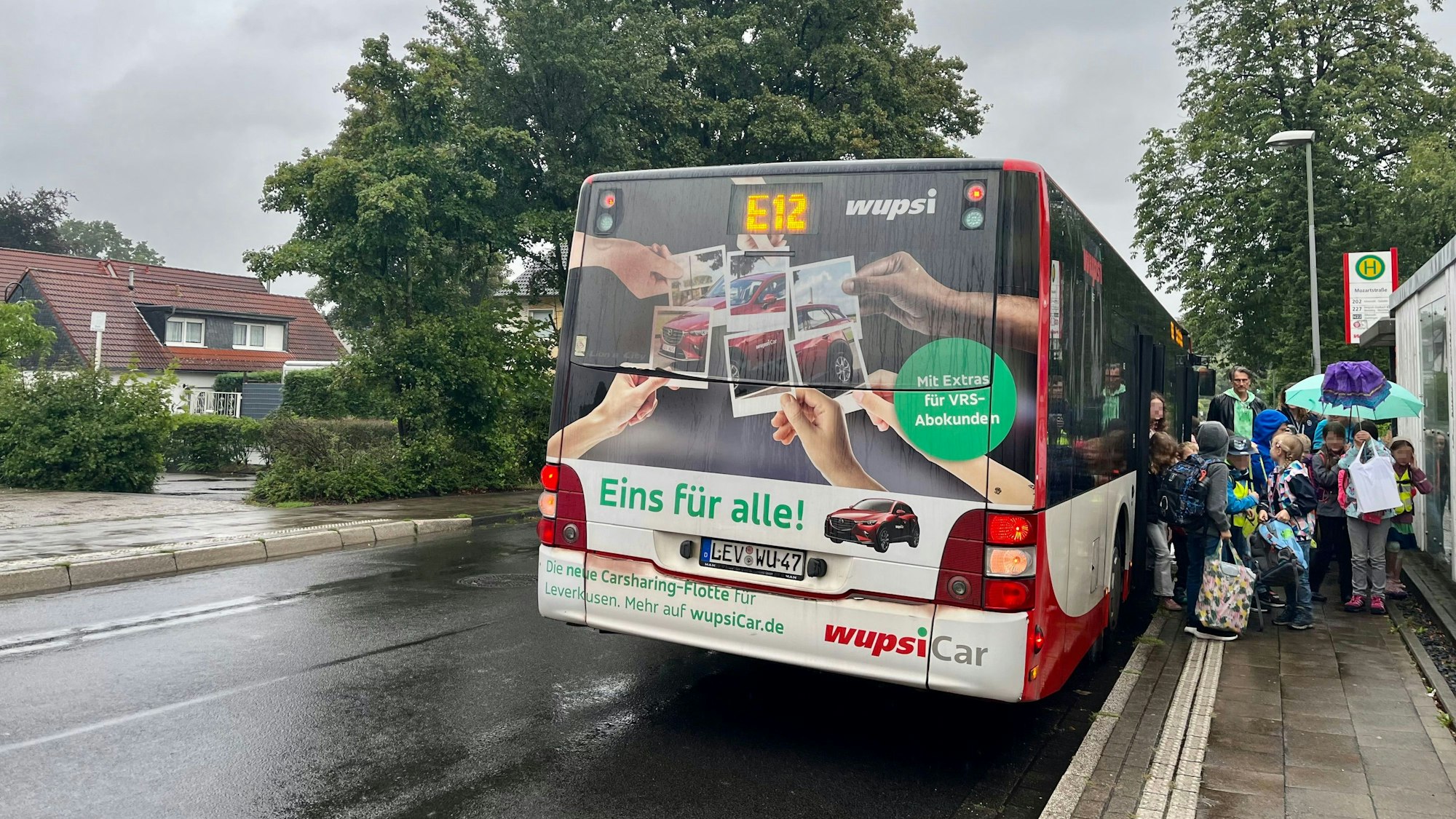 Kinder steigen aus Bus aus