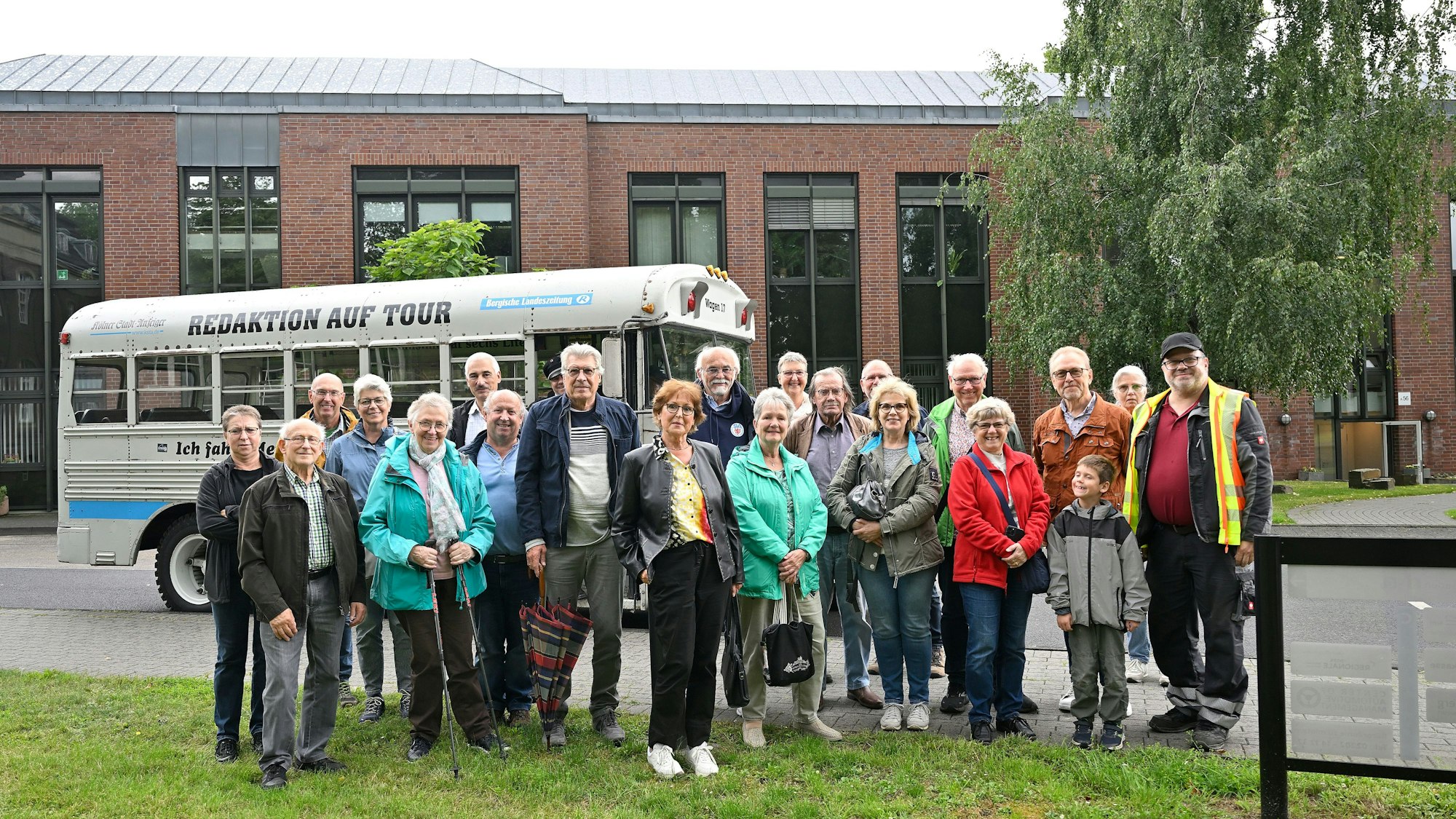 Menschen stehen vor einem historischen amerikanischen Schulbus.