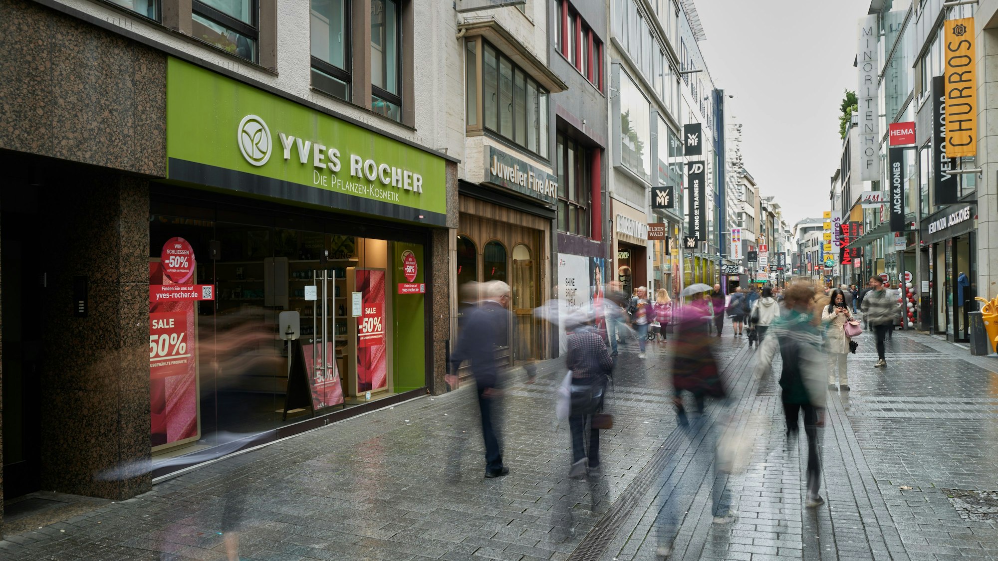Aktuelle Außenaufnahme der Filiale von Yves Rocher auf der Hohe Straße.