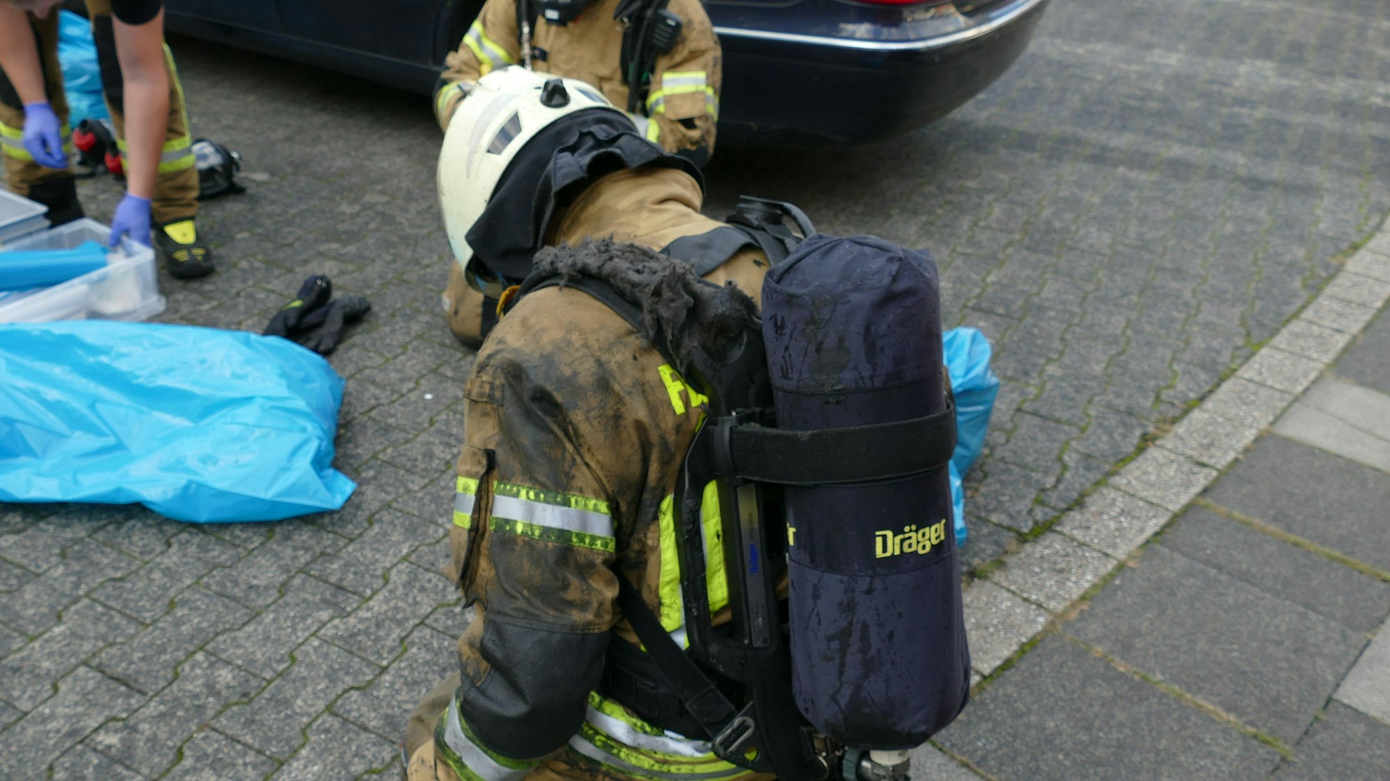 Völlig verdreckt kommt dieser Feuerwehrmann aus dem Keller.