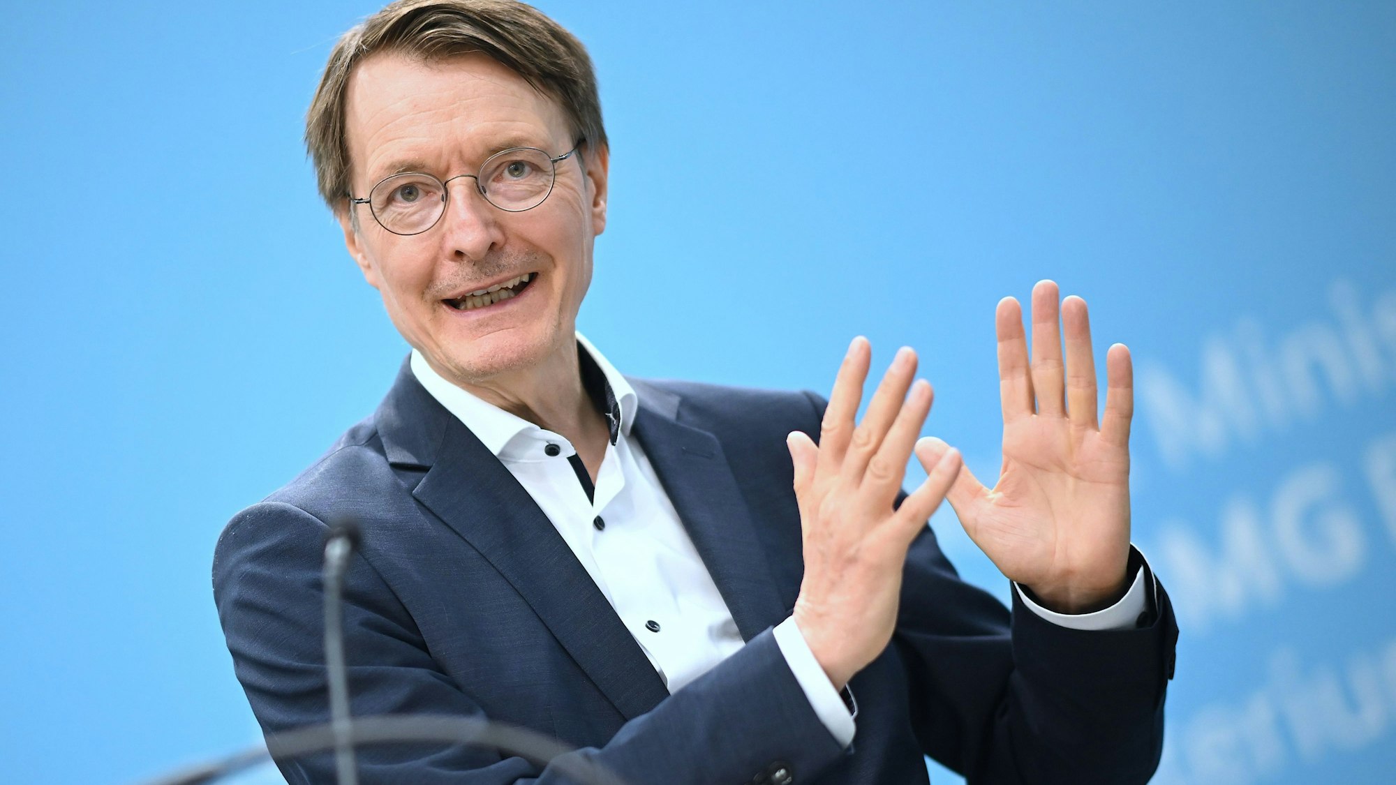 Bundesgesundheitsminister Karl Lauterbach (SPD) spricht auf einer Pressekonferenz zum Thema Hitzeschutz.