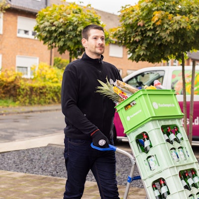Lieferdienste wie Flaschenpost liefern frische Lebensmittel und Getränke bis vor die Haustür.