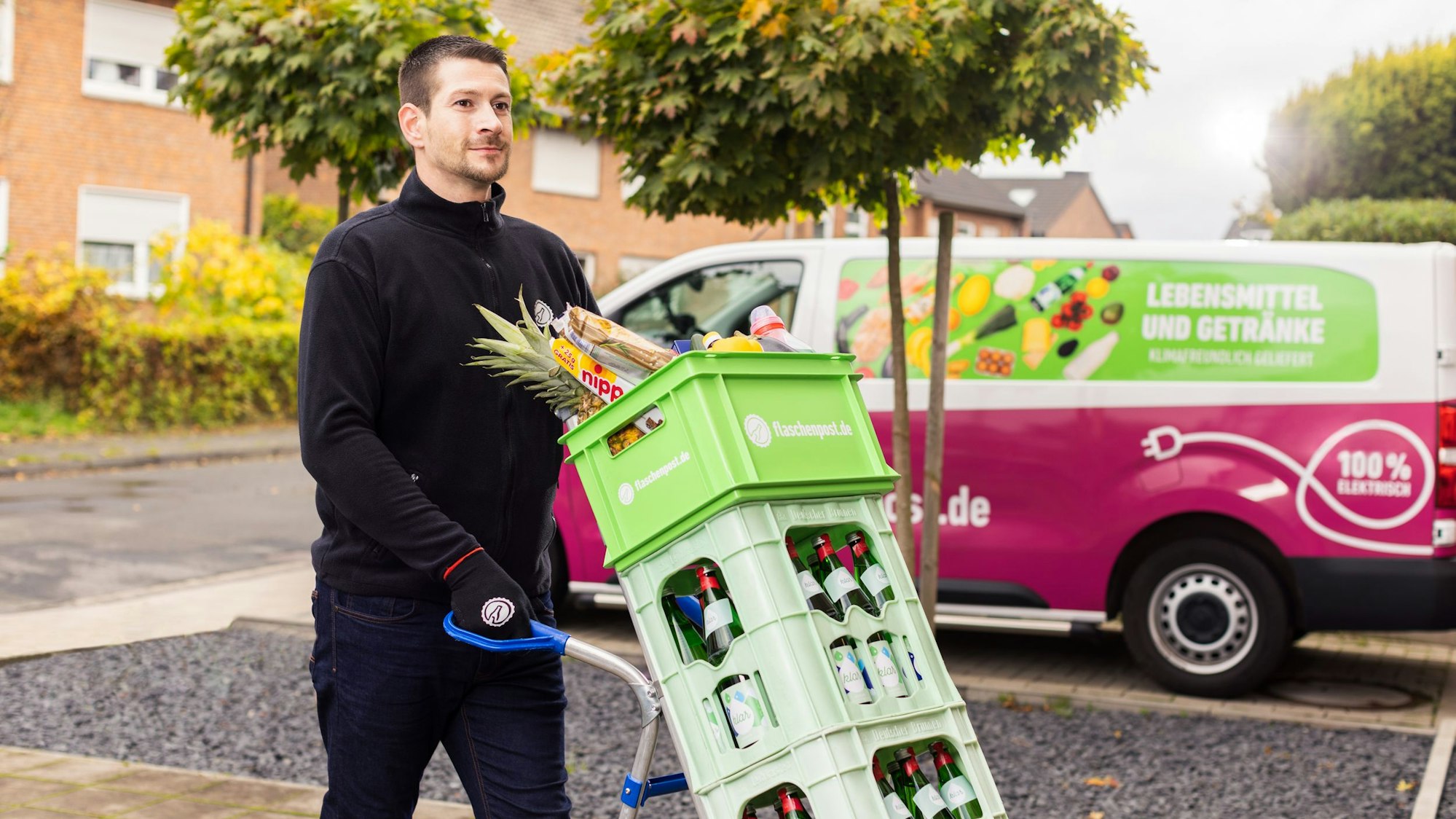 Lieferdienste wie Flaschenpost liefern frische Lebensmittel und Getränke bis vor die Haustür.