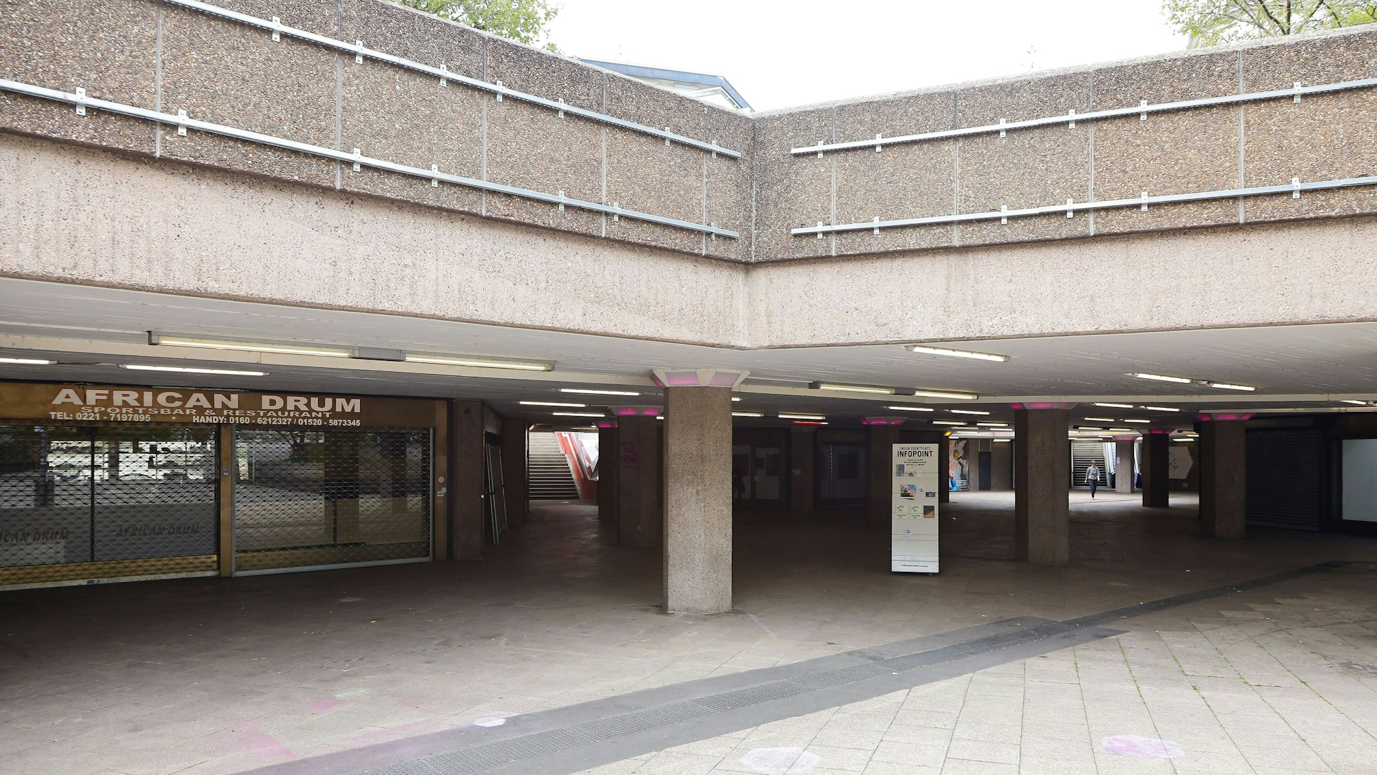 Die dunkle Westpassage mit den defekten Rolltreppen und den Räumen der Künstlerinnen und Künstler.