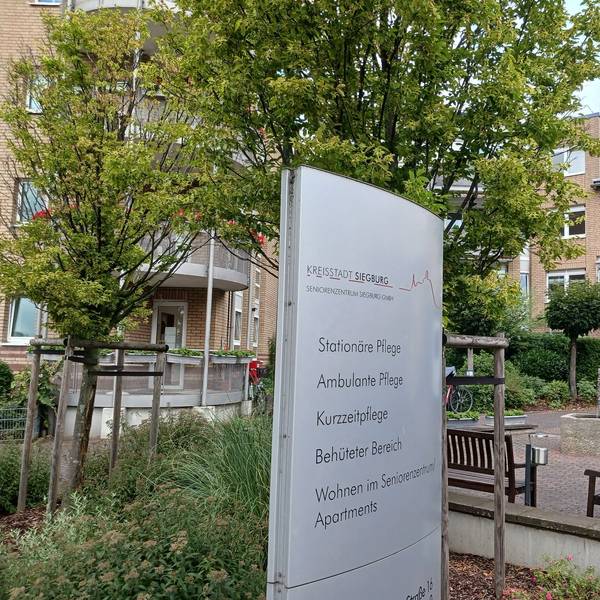 Ein Hinweisschild steht vor dem Seniorenzentrum Am Hohen Ufer in Siegburg.