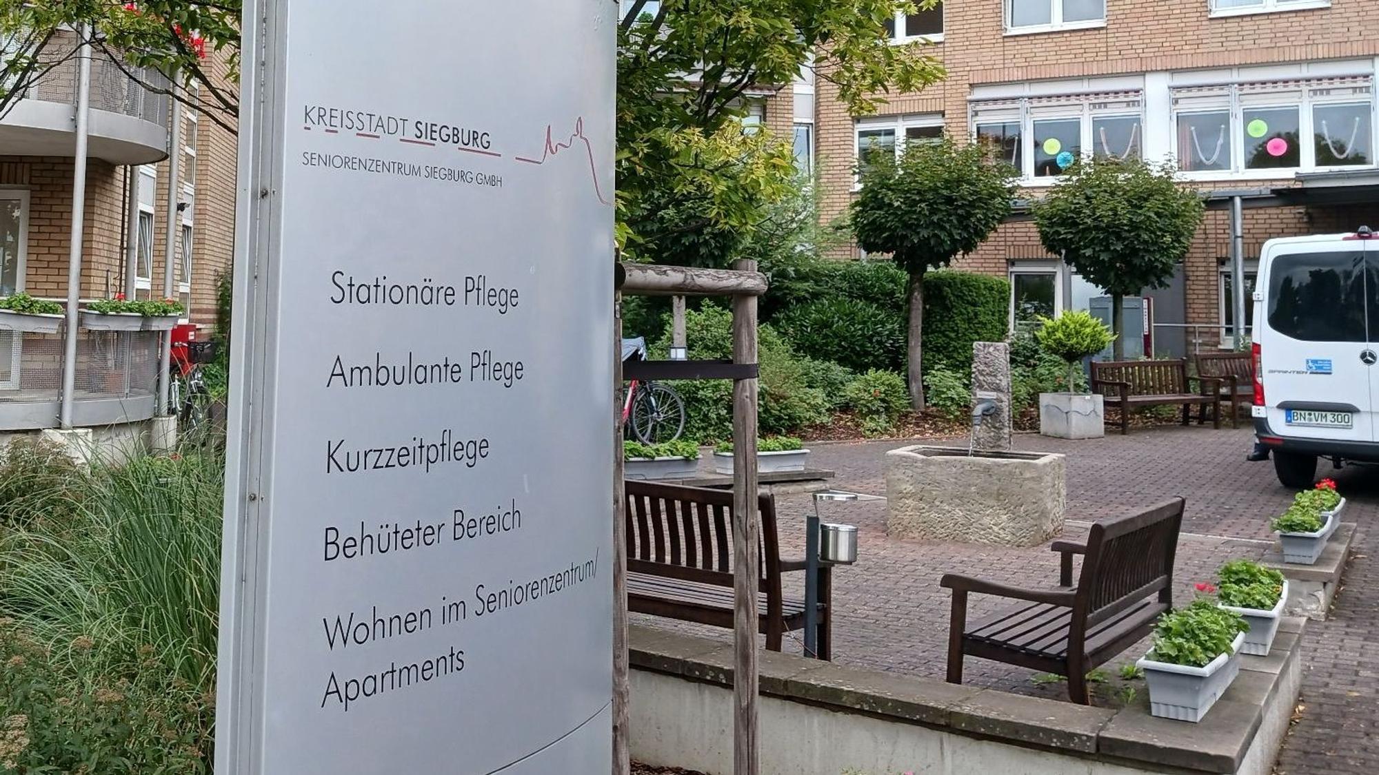 Ein Hinweisschild steht vor dem Seniorenzentrum Am Hohen Ufer in Siegburg.