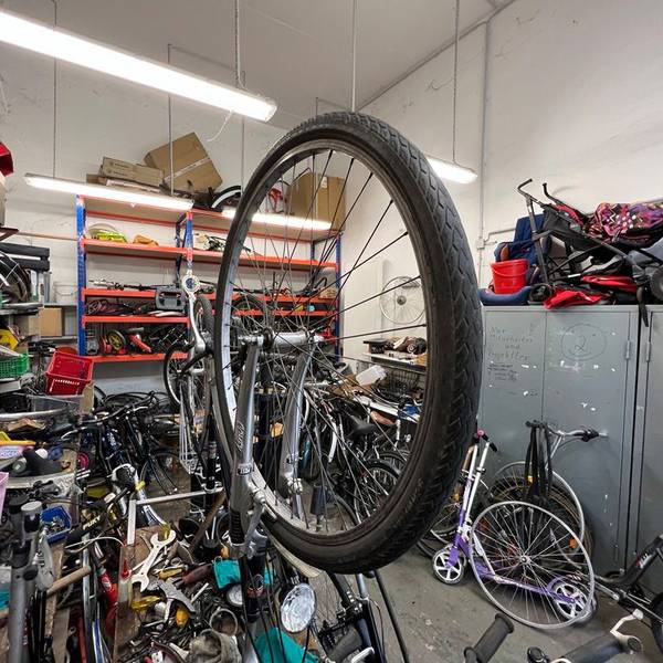 In dieser Werkstatt am Berliner Platz in Opladen reparieren Ehrenamtliche der Awo gespendete Fahrräder für Geflüchtete.