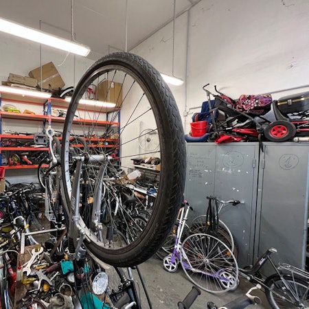 In dieser Werkstatt am Berliner Platz in Opladen reparieren Ehrenamtliche der Awo gespendete Fahrräder für Geflüchtete.