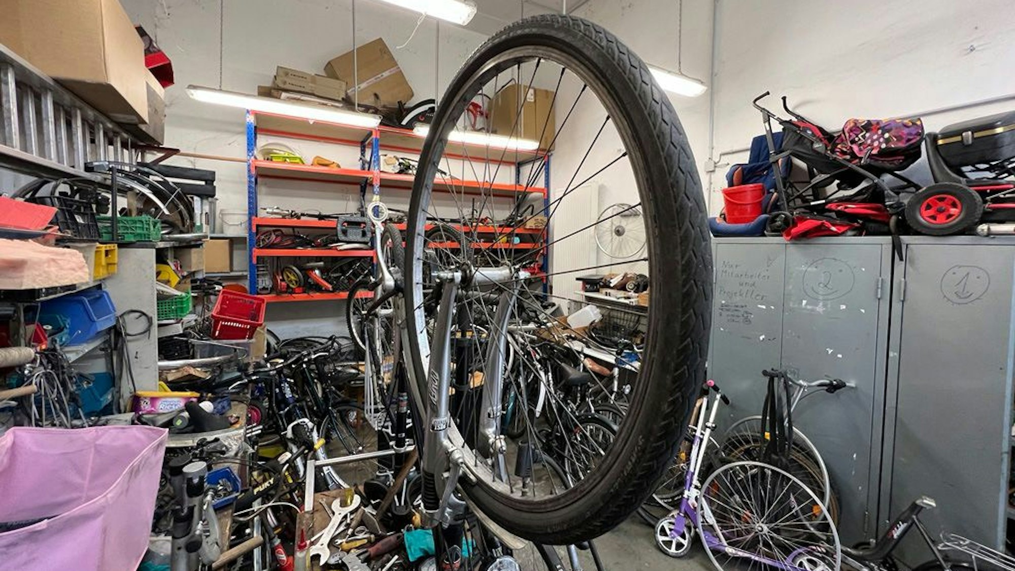 In dieser Werkstatt am Berliner Platz in Opladen reparieren Ehrenamtliche der Awo gespendete Fahrräder für Geflüchtete.