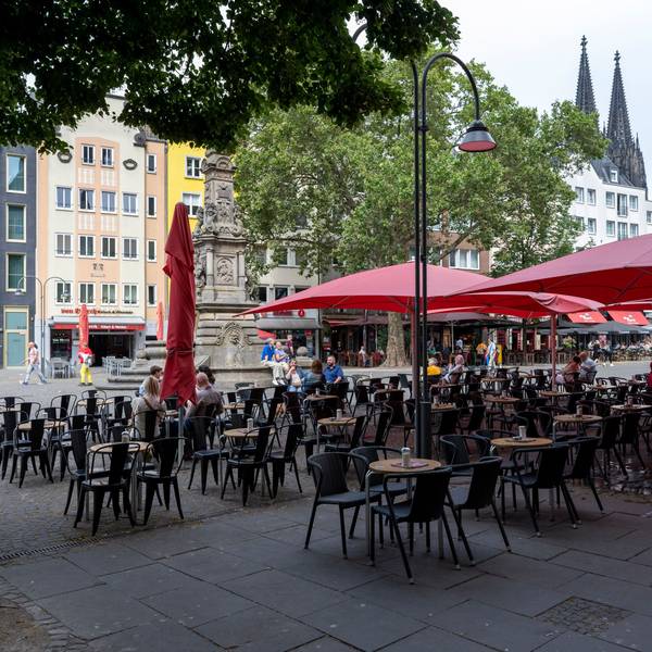 Laut den Kölner Gastronomen bleiben viele Tische leer, sollte die Mehrwertsteuer auf Speisen wieder von sieben auf 19 Prozent steigen.