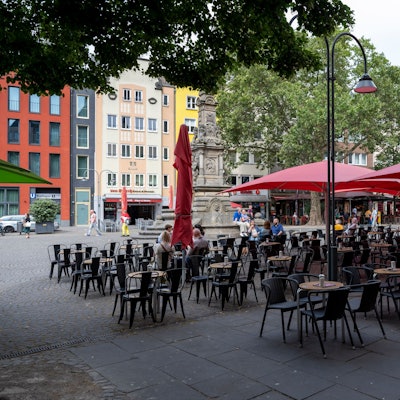 Laut den Kölner Gastronomen bleiben viele Tische leer, sollte die Mehrwertsteuer auf Speisen wieder von sieben auf 19 Prozent steigen.