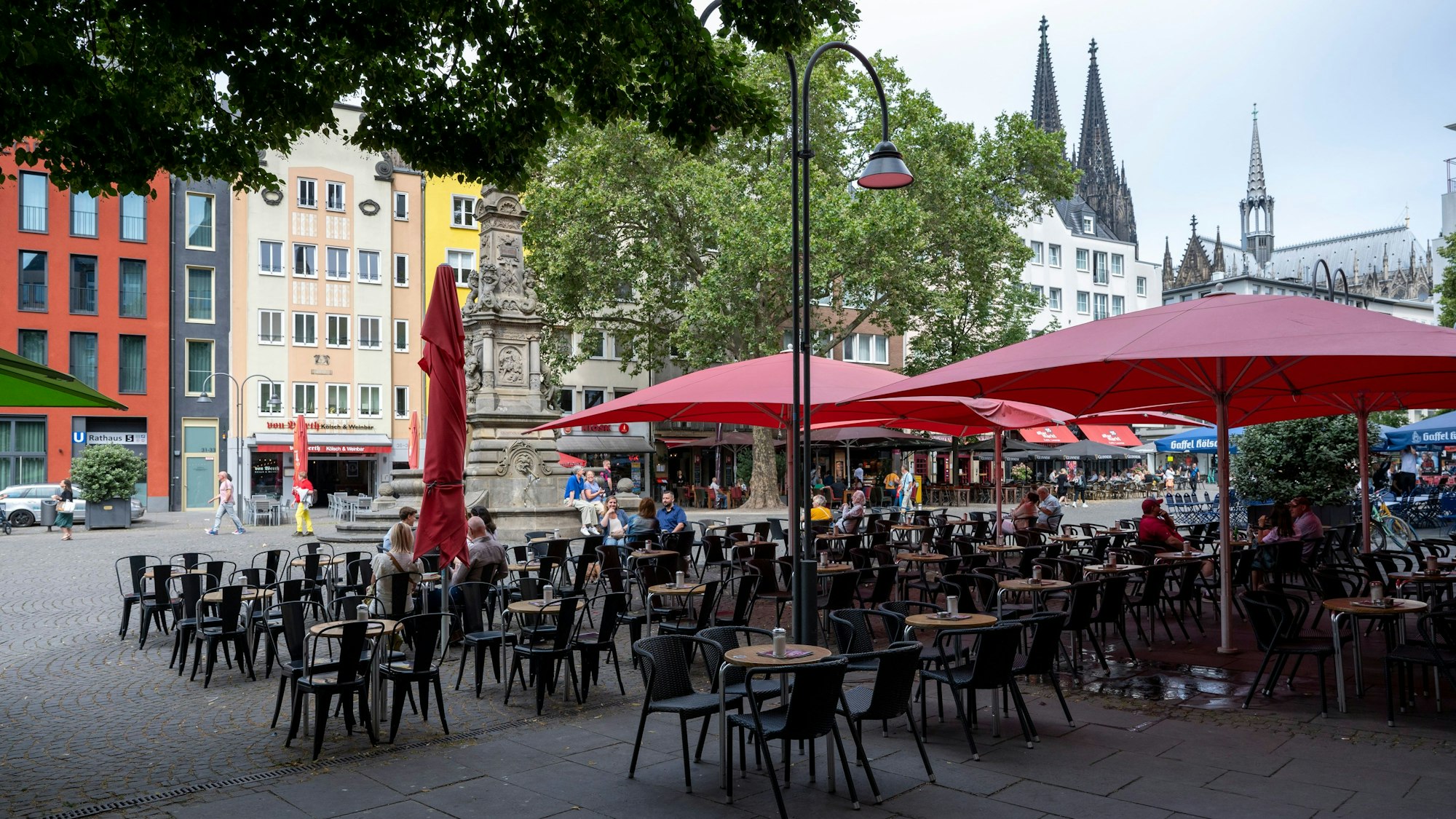 Laut den Kölner Gastronomen bleiben viele Tische leer, sollte die Mehrwertsteuer auf Speisen wieder von sieben auf 19 Prozent steigen.