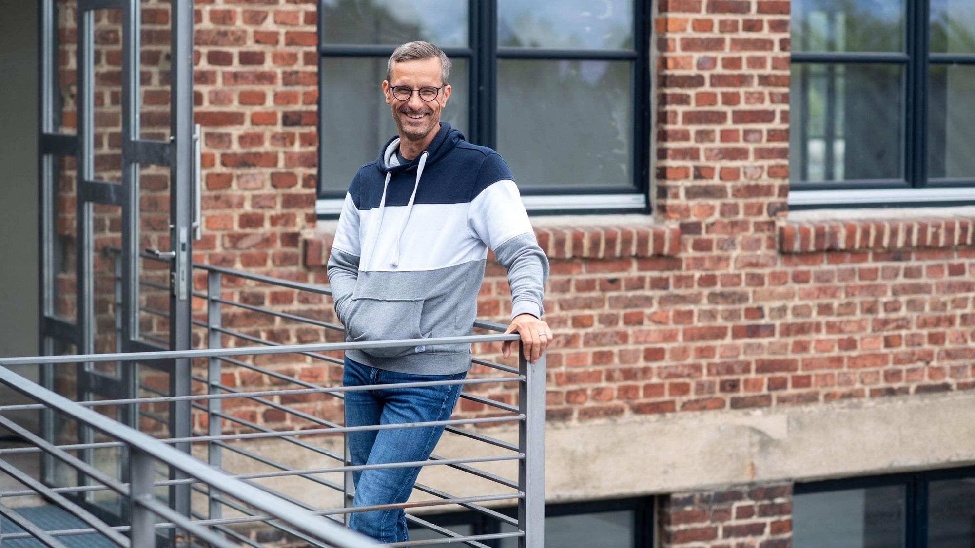 Das Bild zeigt Markus Strauch, den Geschäftsführer des Kreissportbunds, vor dem Eingang der Alten Tuchfabrik, wo der Verband nun seine Büros hat.