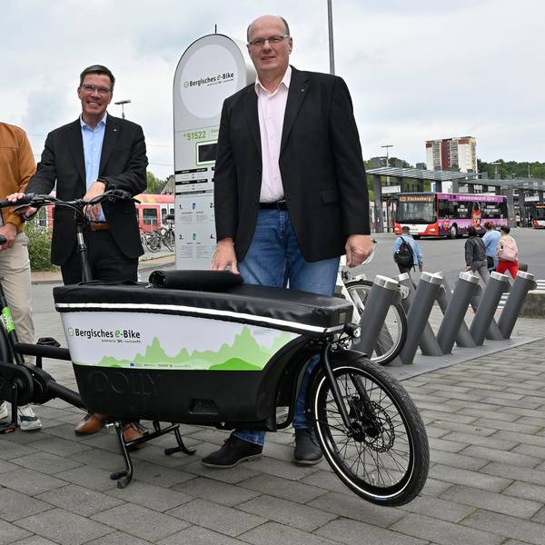 Das Foto zeigt die Projektverantwortlichen mit einem E-Lastenrad an der Radstation in Bergisch Gladbach