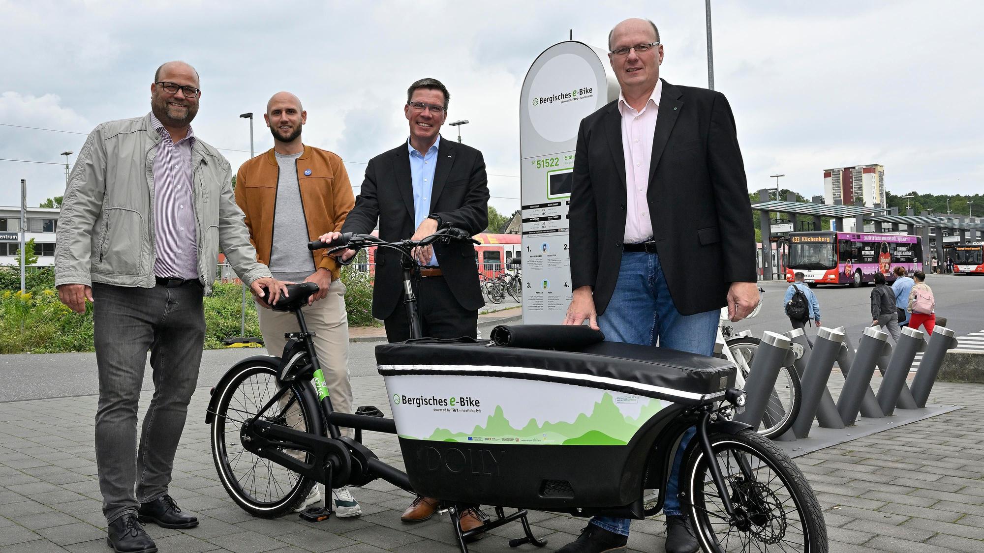 Das Foto zeigt die Projektverantwortlichen mit einem E-Lastenrad an der Radstation in Bergisch Gladbach