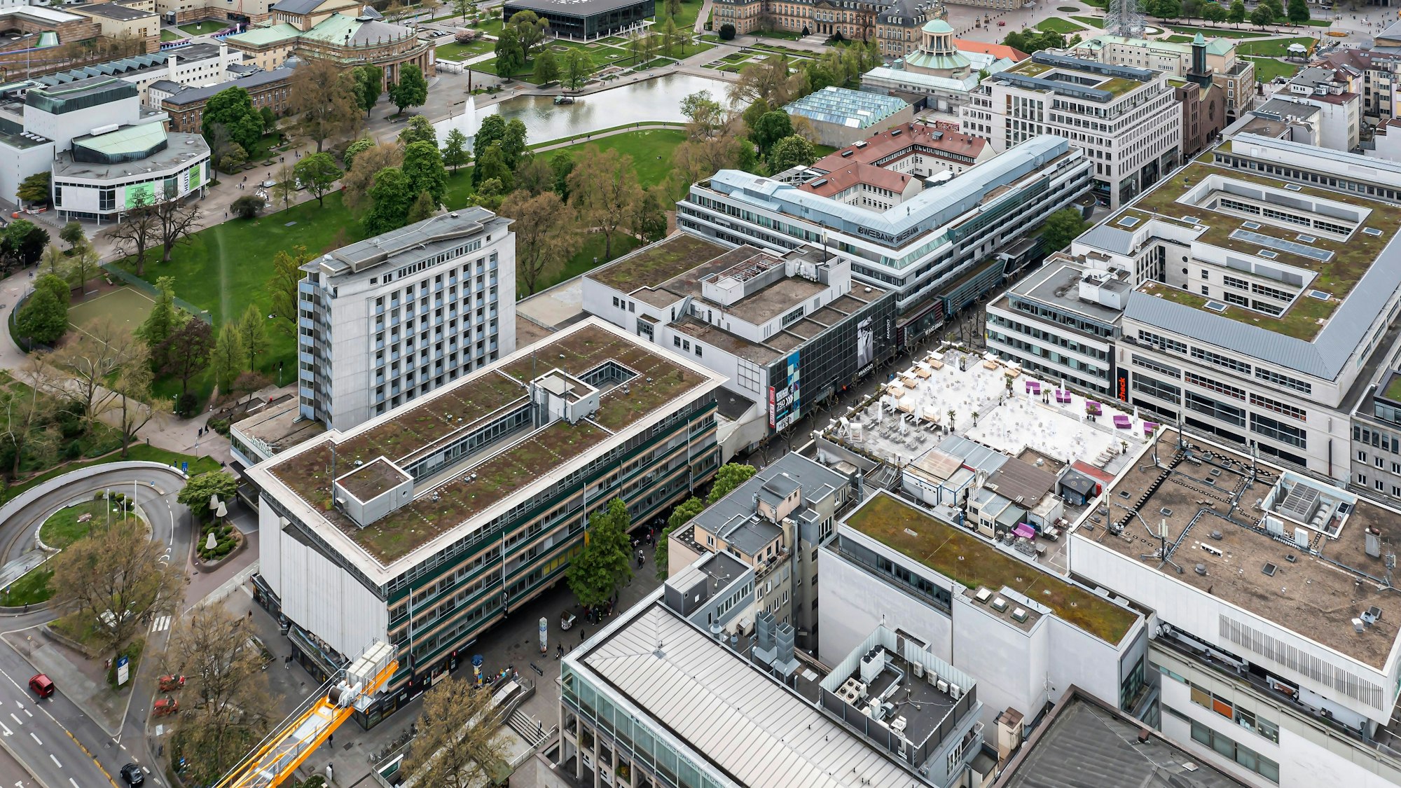 Eingang in die Königstraße mit Schlossgartenquartier, Hotel Schlossgarten. Darüber der Park mit Eckesee, Oper, Landtag und Neues Schloss. Stadtansicht Stuttgart. // 23.04.2023: Stuttgart, Baden-Württemberg, Deutschland, Europa *** Entrance to Königstraße with Schlossgartenquartier, Hotel Schlossgarten Above the park with Eckesee, opera, state parliament and Neues Schloss City view Stuttgart 23 04 2023 Stuttgart, Baden Württemberg, Germany, Europe
