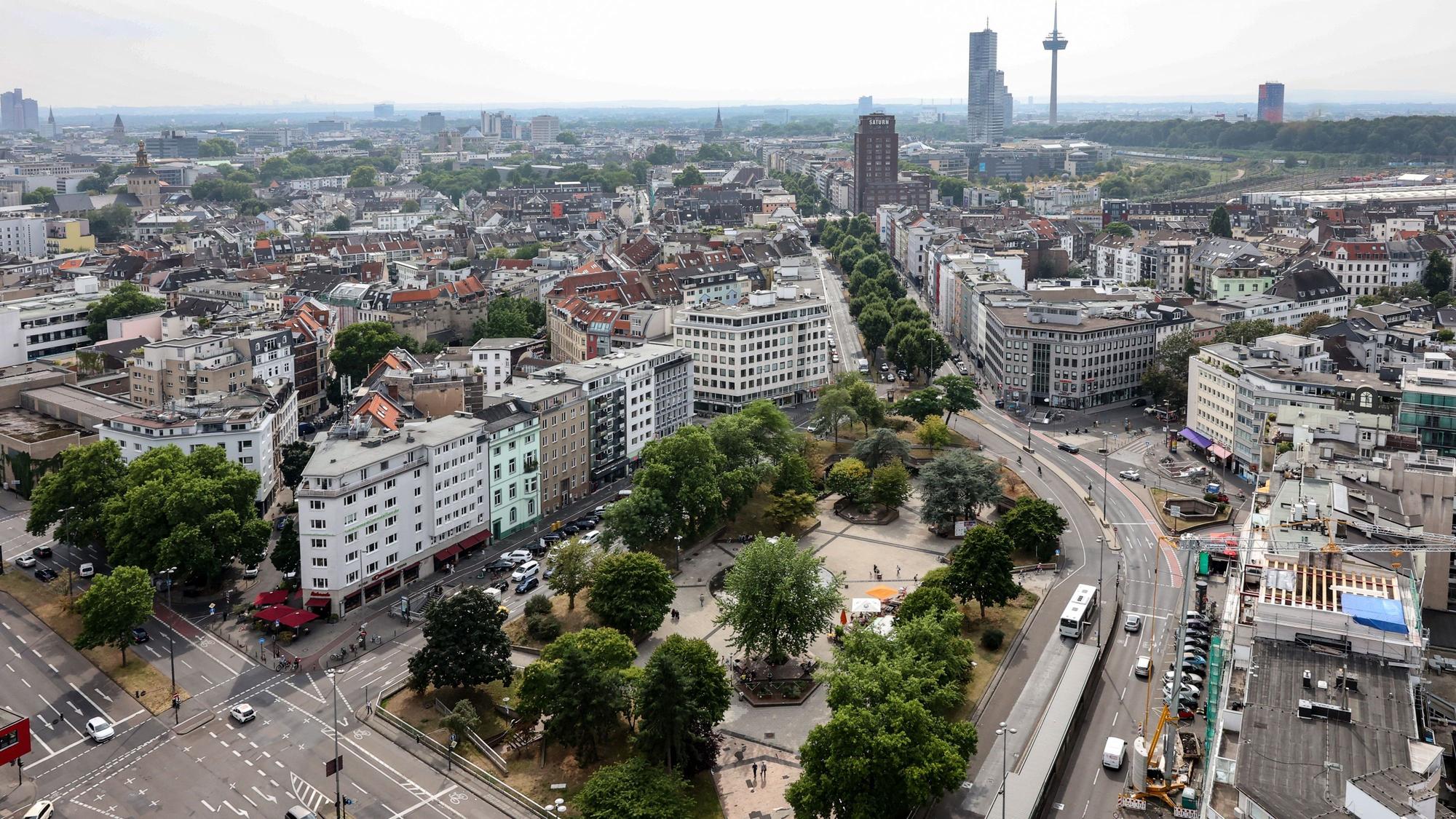 Die Stadtverwaltung will drei Zugänge zu der unterirdischen Passage am Ebertplatz absperren (Archivbild).