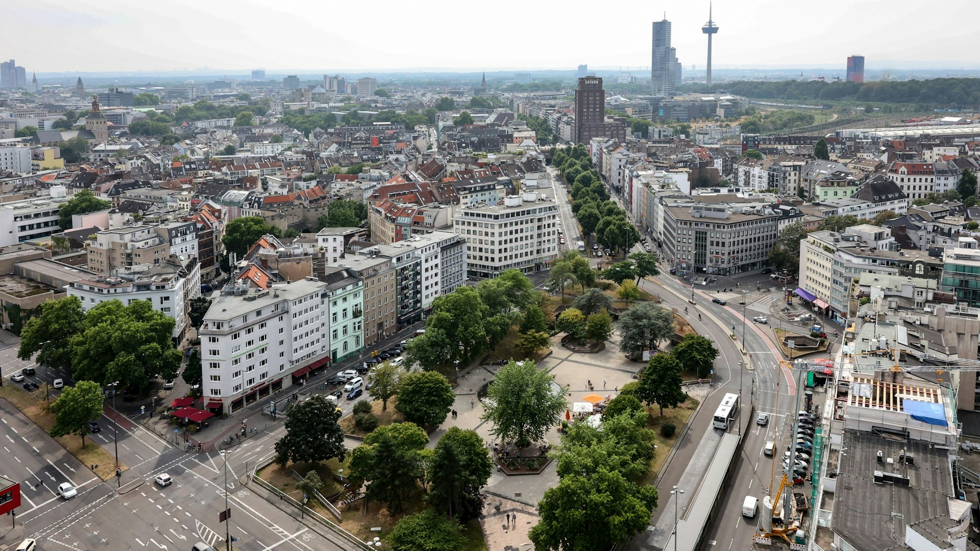 Die Stadtverwaltung will drei Zugänge zu der unterirdischen Passage am Ebertplatz absperren (Archivbild).