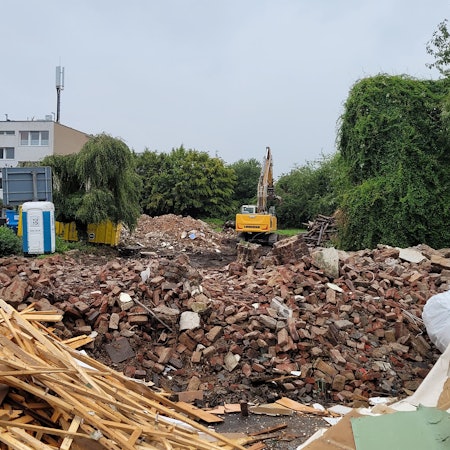 Aufeinandergestapelte Backsteine und jede Menge Holz - die Abbrucharbeiten sind im Gange.