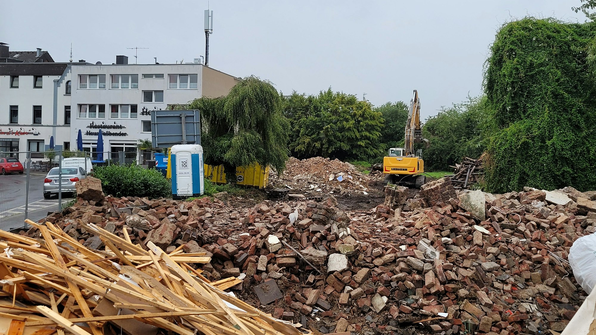 Aufeinandergestapelte Backsteine und jede Menge Holz - die Abbrucharbeiten sind im Gange.