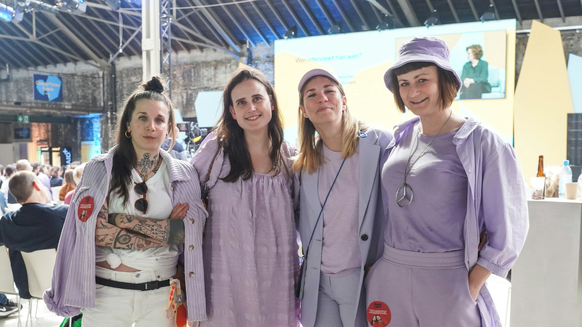 Bettina Bestgen (l-r), Julia Knörnschild, Fanny Husten und Teresa Feldhoff vom Podcast «mama lauda».