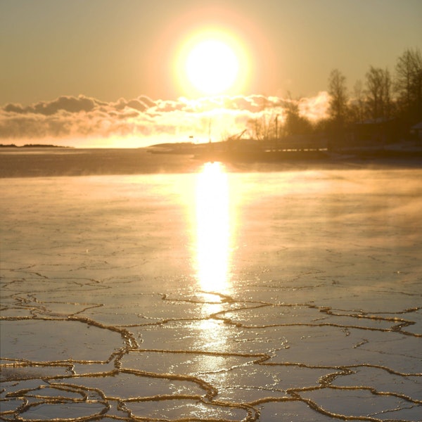 Das Eis auf einem See in Finnland bricht das Eis, das von der Sonne beschienen wird. In Nordeuropa wurden im August mehrere Hitzerekorde gebrochen.
