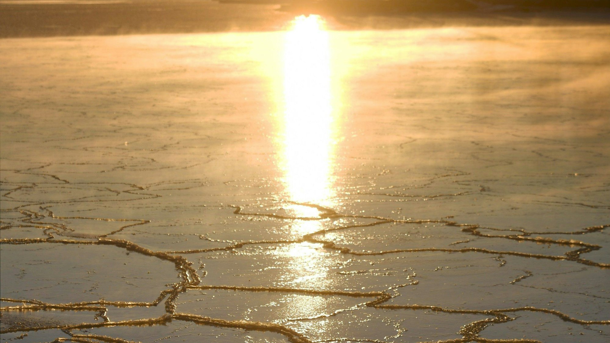 Das Eis auf einem See in Finnland bricht das Eis, das von der Sonne beschienen wird. In Nordeuropa wurden im August mehrere Hitzerekorde gebrochen.