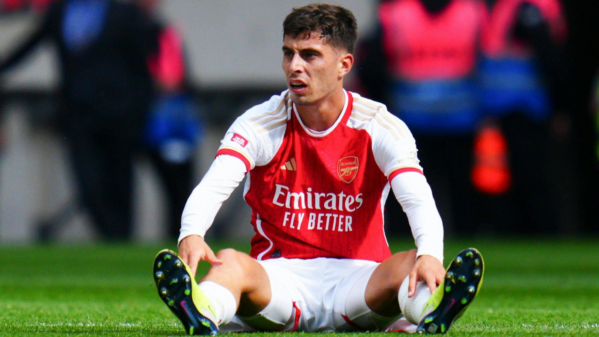 Arsenal-Profi Kai Havertz sitzt auf dem Rasen von Wembley.