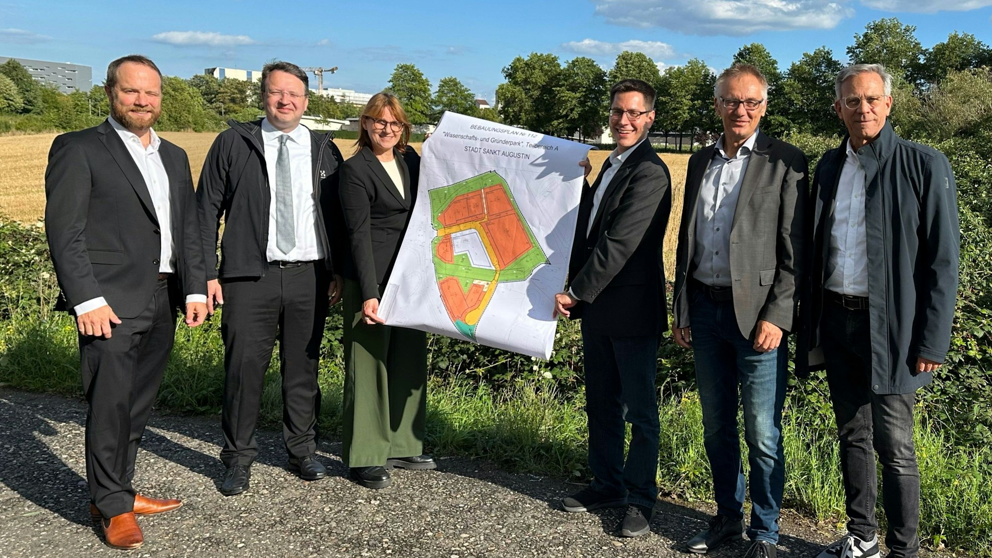 Michael Langerbeins, Prof. Dr. Frank Köster, Dr. Melanie von der Wiesche, Bürgermeister Dr. Max Leitterstorf, der Technische Beigeordnete Rainer Gleß und der Fachbereichsleiter Planung und Liegenschaften Uwe Trübenbach (v.l.) präsentieren am Butterberg den aktuellen B-Plan-Entwurf.
DLR