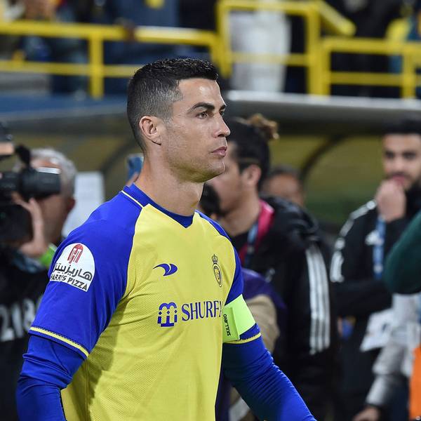Cristiano Ronaldo betritt das Spielfeld vor seinem Pflichtspiel-Debüt für Al-Nassr.
