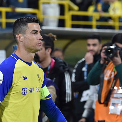 Cristiano Ronaldo betritt das Spielfeld vor seinem Pflichtspiel-Debüt für Al-Nassr.