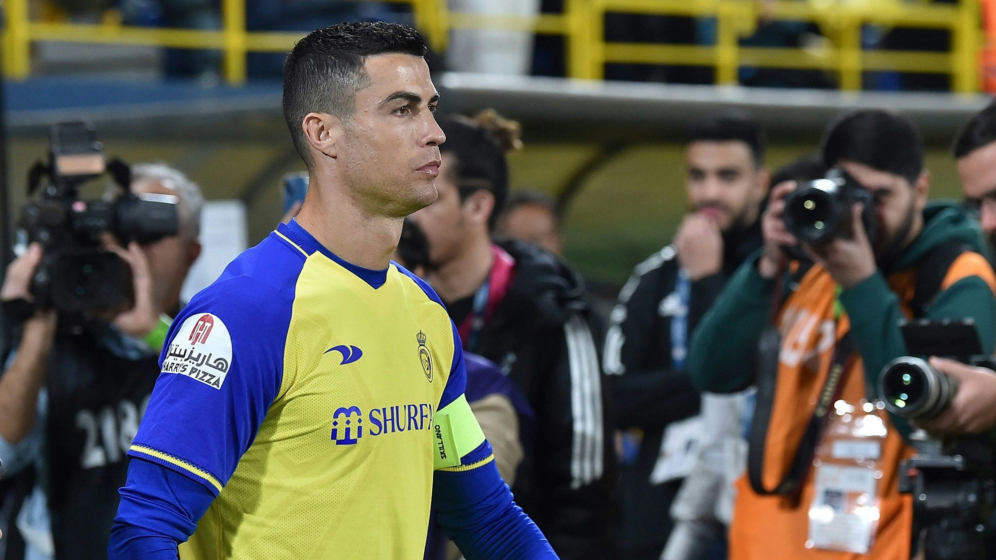 Cristiano Ronaldo betritt das Spielfeld vor seinem Pflichtspiel-Debüt für Al-Nassr.