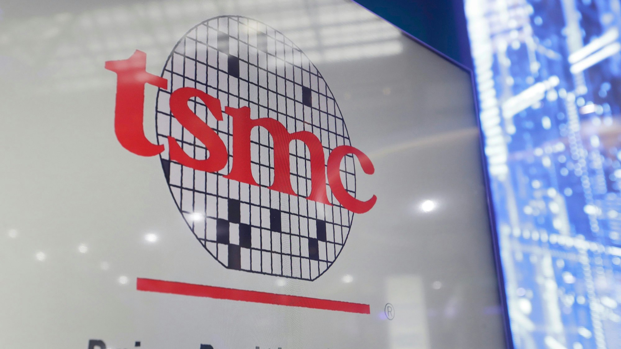 Das TSMC-Logo im Hauptsitz der Taiwan Semiconductor Manufacturing Co., Ltd. (TSMC) in Hsinchu.