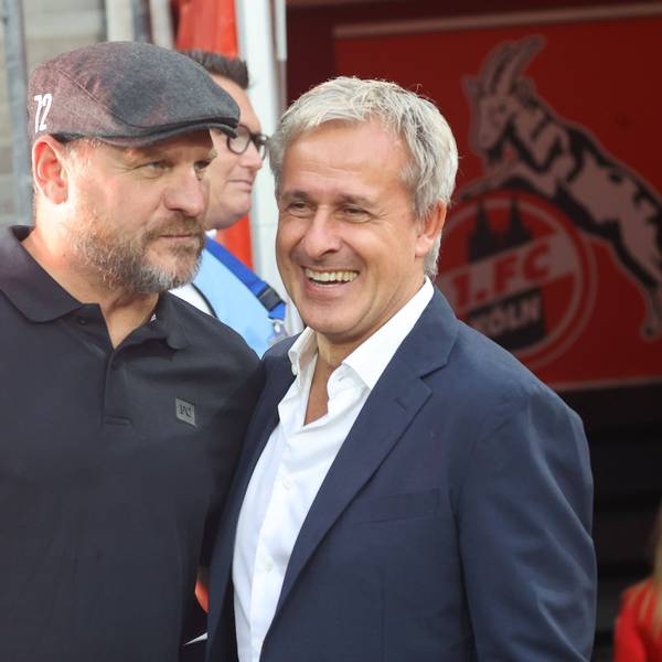 Pierre Littbarski (r.) spricht mit FC-Trainer Steffen Baumgart vor dem Testspiel zwischen dem 1. FC Köln und dem FC Nantes.