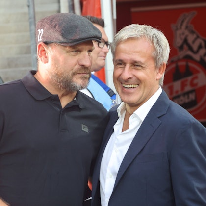 Pierre Littbarski (r.) spricht mit FC-Trainer Steffen Baumgart vor dem Testspiel zwischen dem 1. FC Köln und dem FC Nantes.