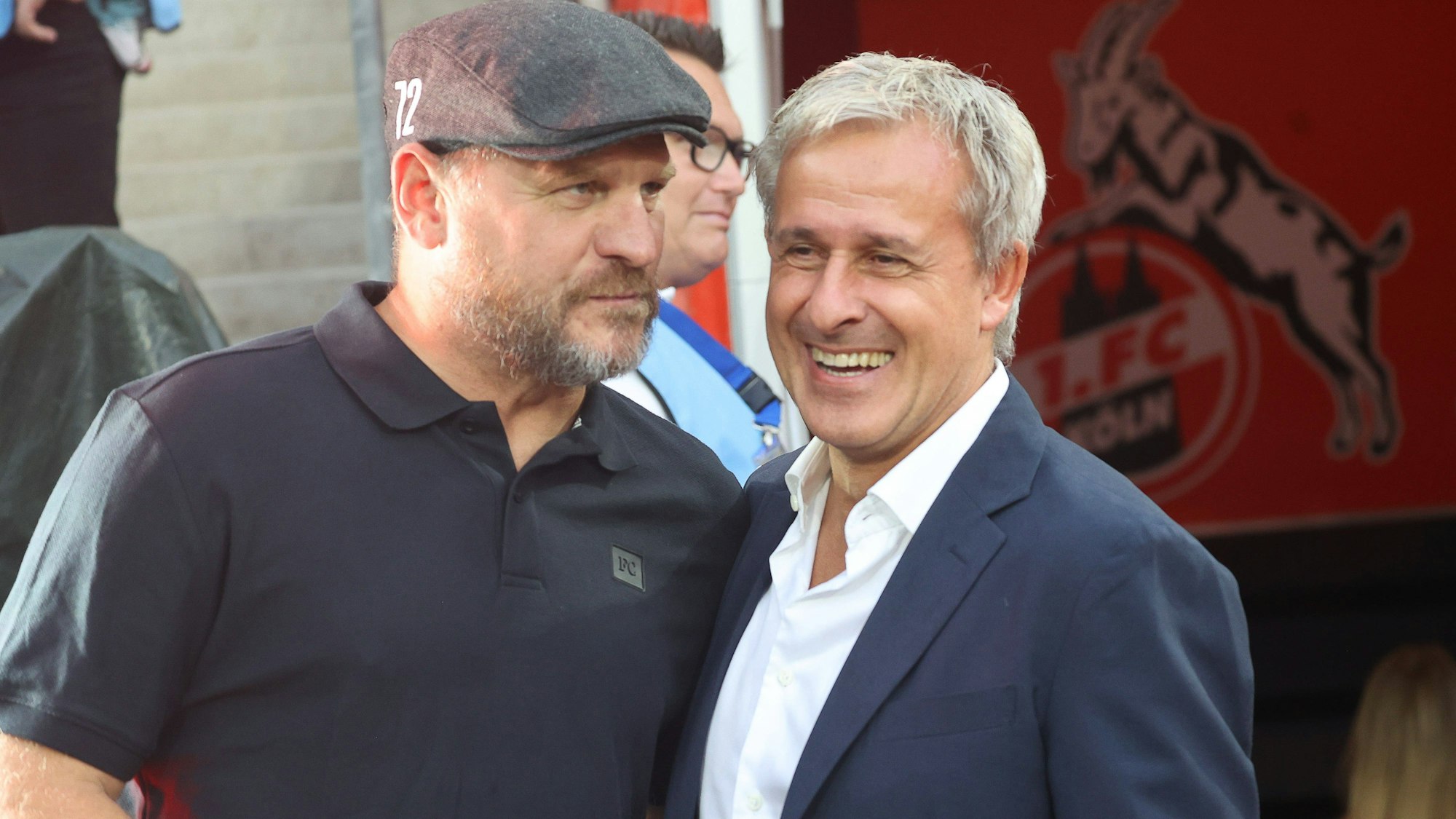 Pierre Littbarski (r.) spricht mit FC-Trainer Steffen Baumgart vor dem Testspiel zwischen dem 1. FC Köln und dem FC Nantes.