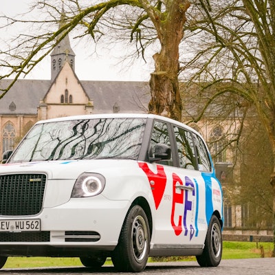 Das Foto zeigt das Auf-Abruf-Taxi Efi vor dem Altenberger Dom.
