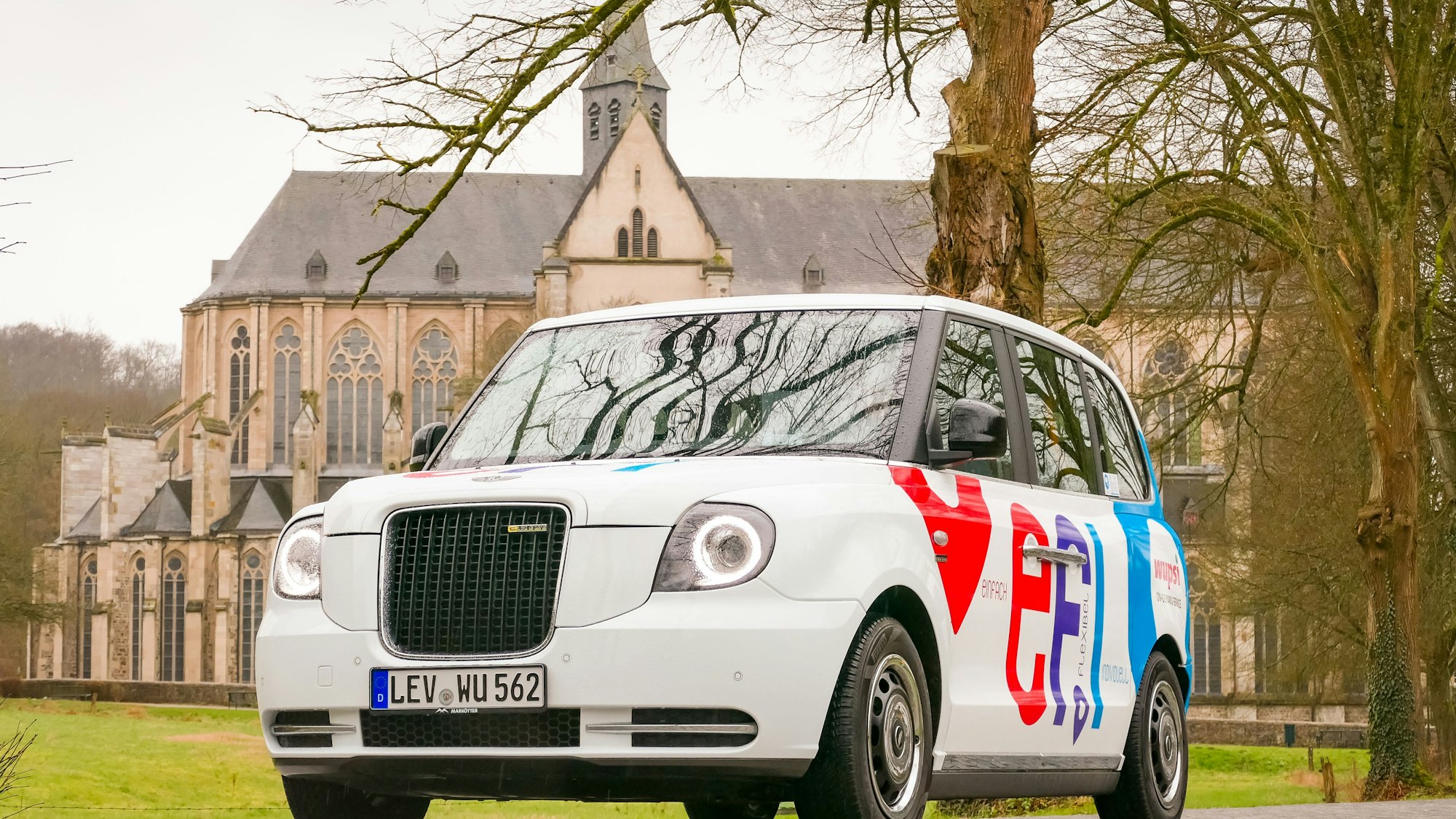 Ein „Efi“-Sammel-Taxi steht vor dem Altenberger Dom