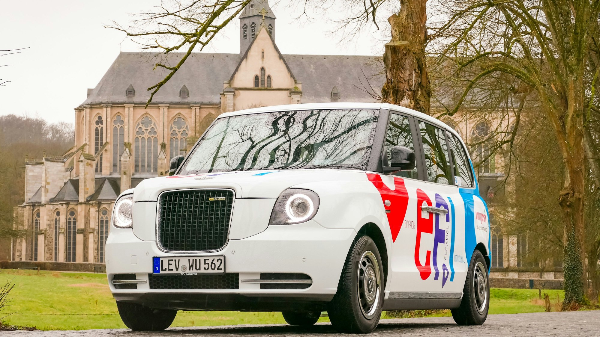 Ein Efi-Taxi steht in der Allee am Altenberger Dom.