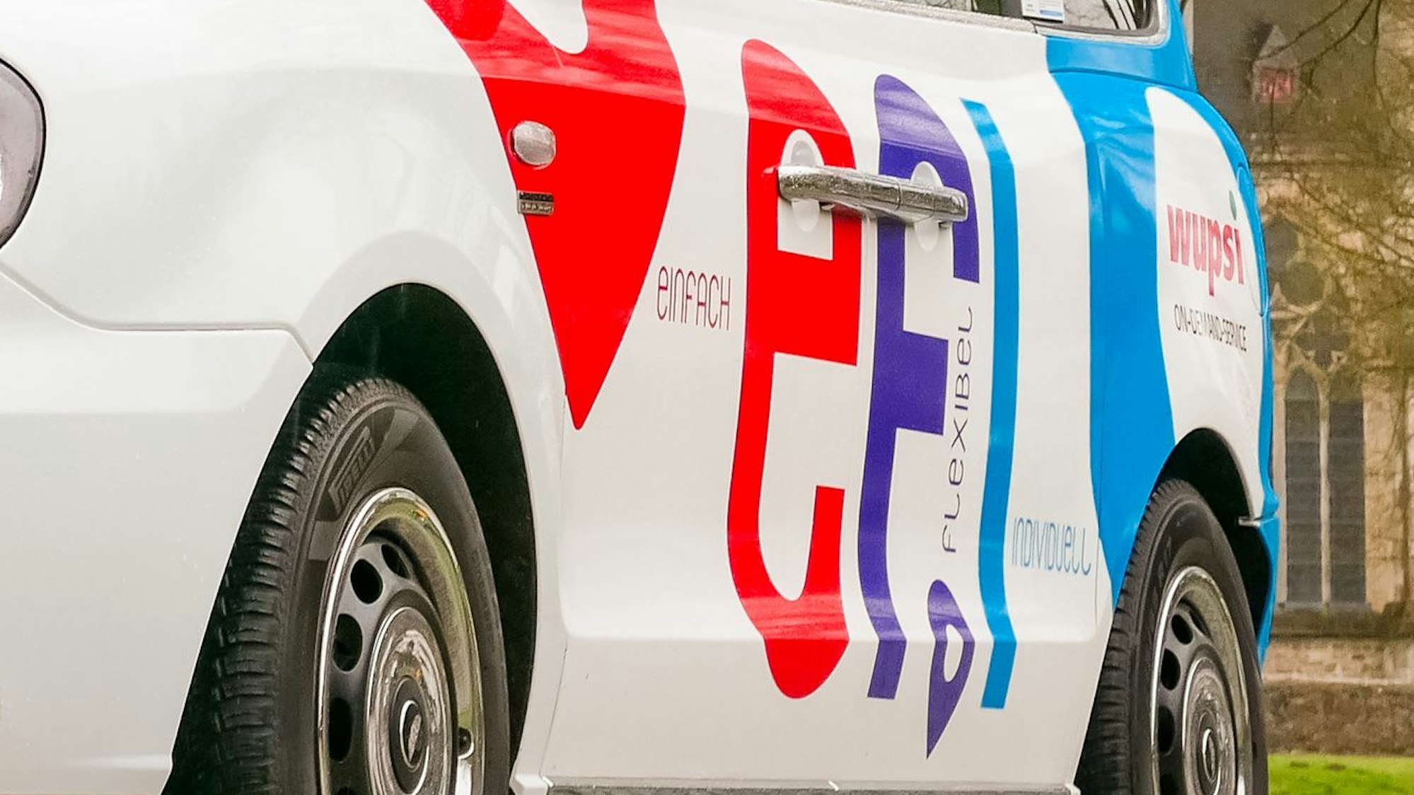 Ein „Efi“-Taxi steht in der Allee am Altenberger Dom.